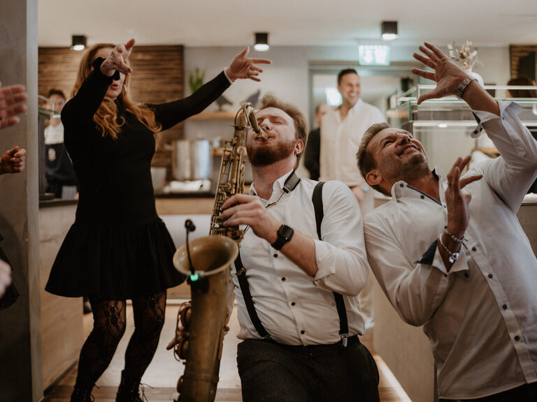 Eine Gruppe von Hotelbesuchern feiert eine Party in der Küche.
