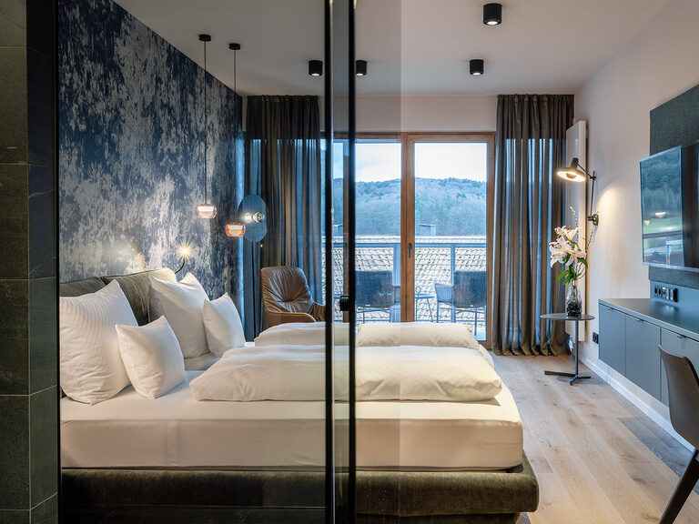 Das Premium Zimmer mit einem schönen Blick vom Balkon über das Nürnberger Umland