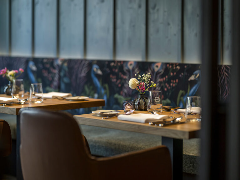 Ein elegant gedeckter Tisch mit zwei Stühlen im Pop up Restaurant Wurzel.