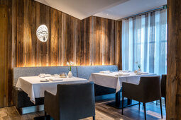 Die modernen Gaststube des mit einem Michelin Stern ausgezeichnete Gourmetrestaurant Cheval Blance