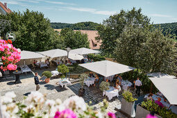 Das jährliche Fleischmann & Friends Event fand 2025 an einem heißen Sommertag statt, weshalb die Gäste unter Sonnenschirme standen