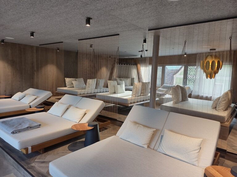 Ein gemütlicher Ruhebereich mit vielen weißen Sofas im Wohnzimmer.