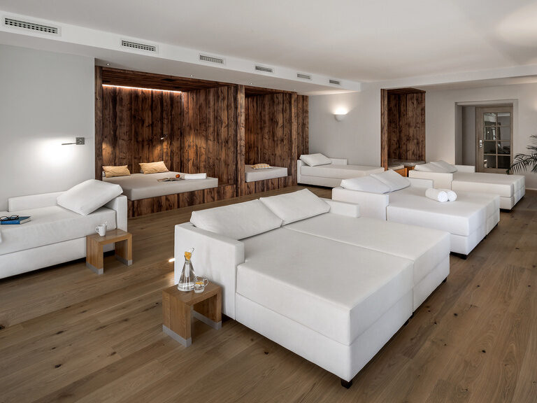 Ein großer weitläufiger Ruhebreich im Wellnesshotel mit Liegen zum entspannen