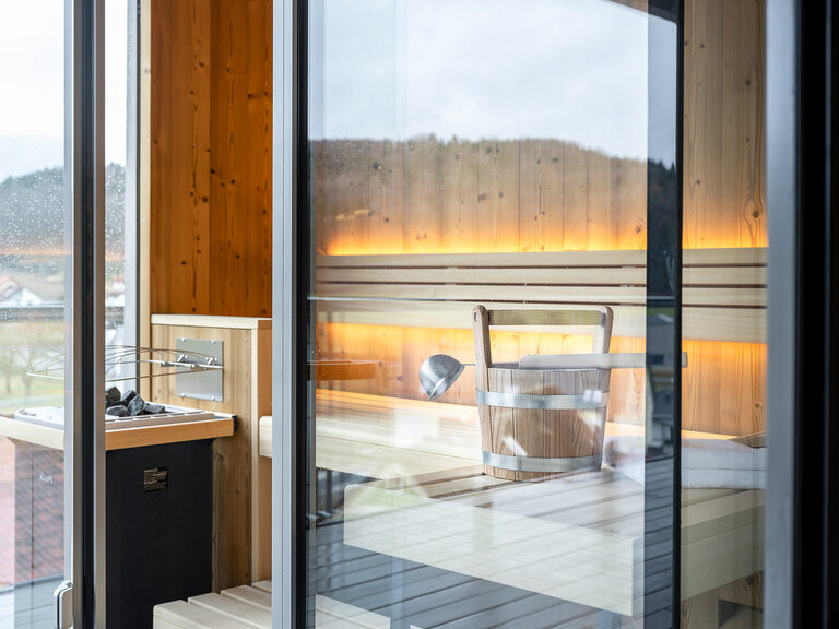 Die Sauna der Spa-Suite-Deluxe durch das große Fenster fotografiert
