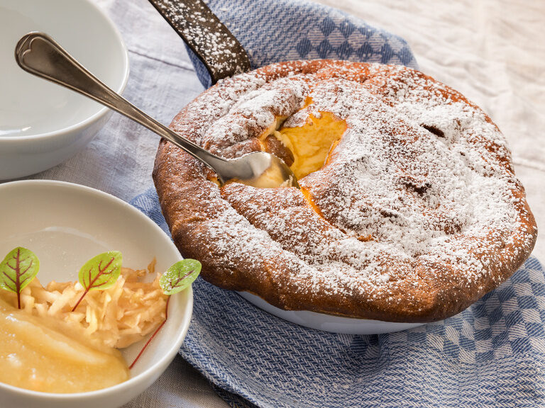 Ein Dessert ist in einem Topf gebacken