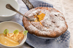 Ein Dessert ist in einem Topf gebacken