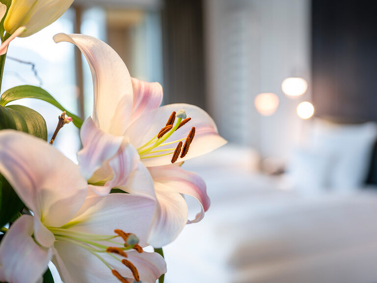 Die weitläufige Skysuite ist geschmackvoll mit Blumen verziert und bietet dadurch einen heimatlichen Look
