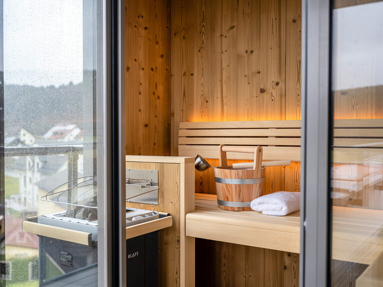 Die private Sauna auf dem Balkon der Skysuite mit Zubehör für den Aufguss