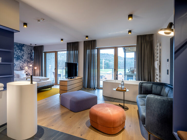 Die Spa Suite Deluxe bietet neben dem weitläufigen Balkon eine Badewanne mit Ausblick, und ein offenes Bad
