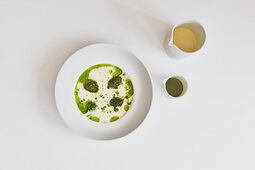 Eine Suppe auf einem weißen Untergrund