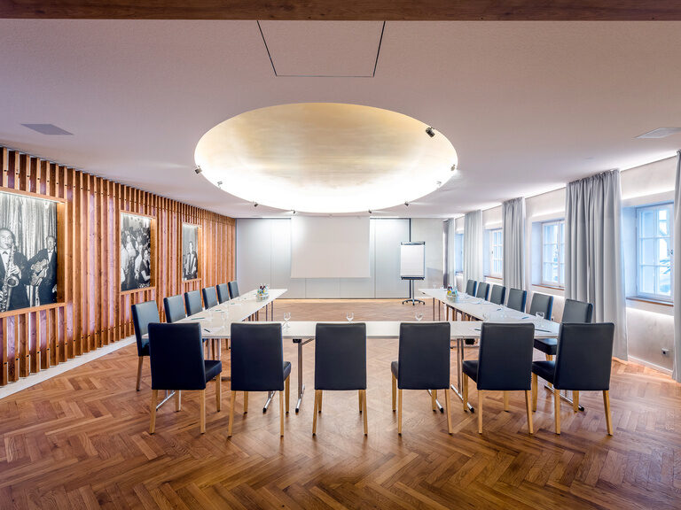Ein großer Konferenzraum ist bereit für ein Meeting