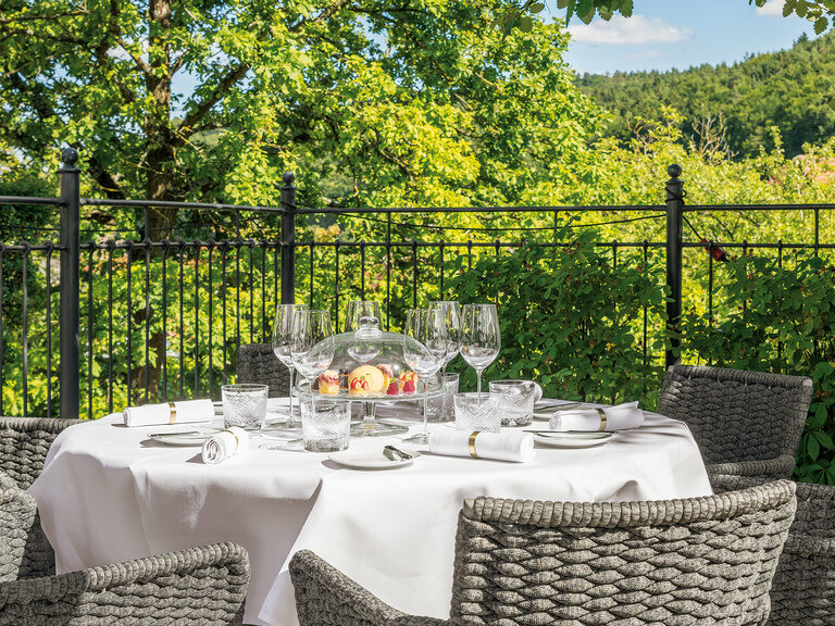 Von der Terrasse kann beim Essen über die weiten Wälder des Oberpfälzer Waldes blicken.
