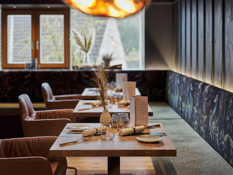 Das moderne Pop up Restaurant Wurzel in der Oberpfalz mit einer langen Bank an der Wand
