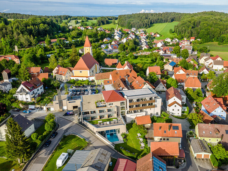 Eine Vogelperspektive von der Ortschaft in der Oberpfalz mit dem Wellnesshotel im Zentrum