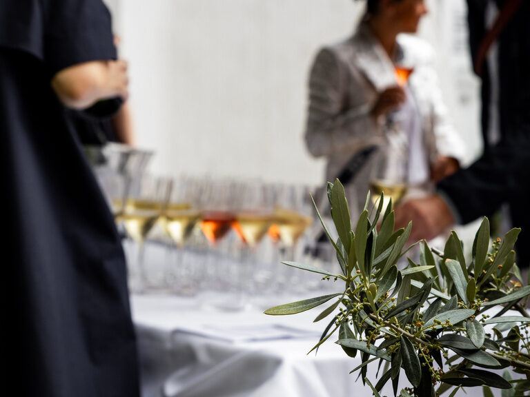 Weingläser warten auf einem großen Tisch ausgetragen zu werden