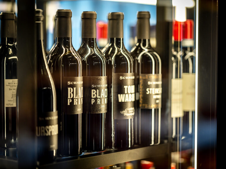 Weinflaschen sind sauber im Weinschrank aufgestellt