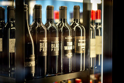 Weinflaschen sind sauber im Weinschrank aufgestellt