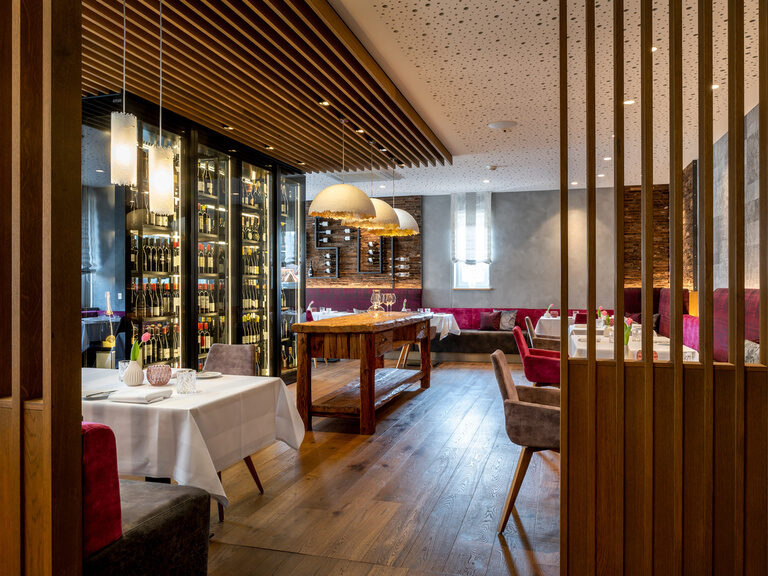 Die Stoi-Stube ist mit einem großen Weinschrank für jeden Geschmack ausgestattet