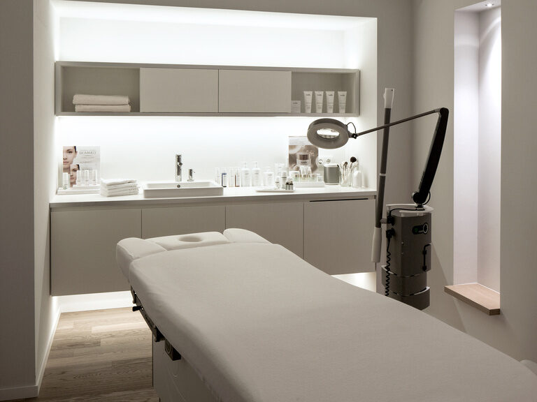 Ein modernes Massagezimmer mit allen wichtigen Utensilien