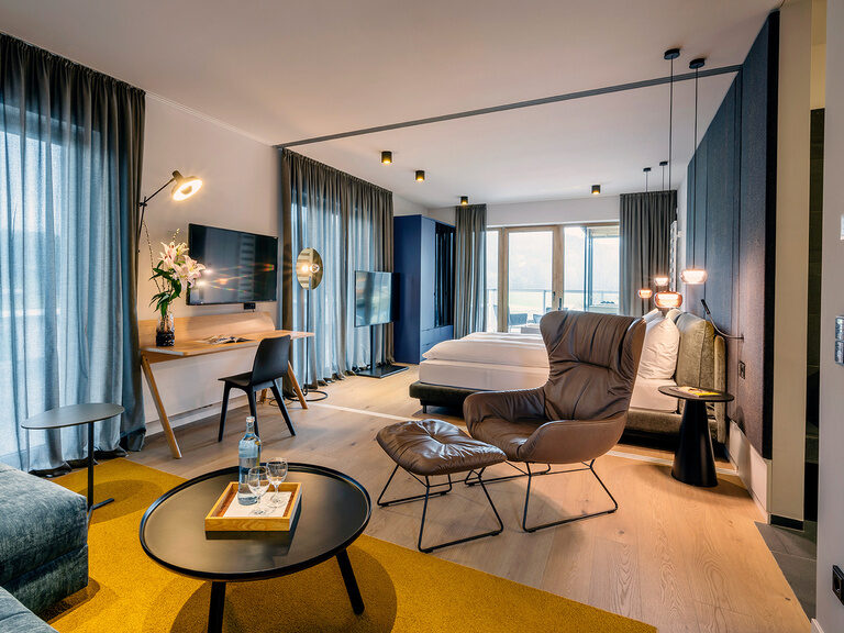 Der große Wohnbereich der Sky Suite mit dem Doppelbett dahinter