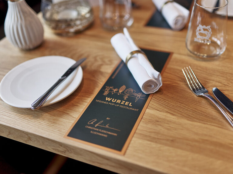 Im Gourmetresturant Wurzel ist ein Tisch bereits für Mittagsgäste gedeckt