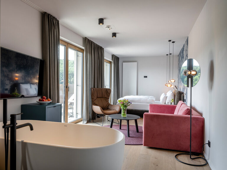Die Spa-Suite bietet eine freistehende Badewanne eine Couch und ein großes Doppelbett