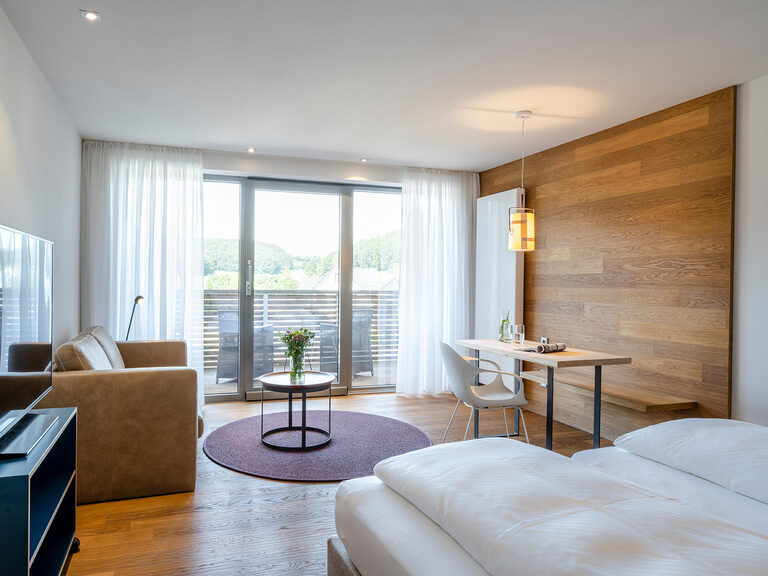 Das Grand-Deluxe Zimmer bietet neben dem Doppelbett einen Balkon und einen großen Flachbild-TV