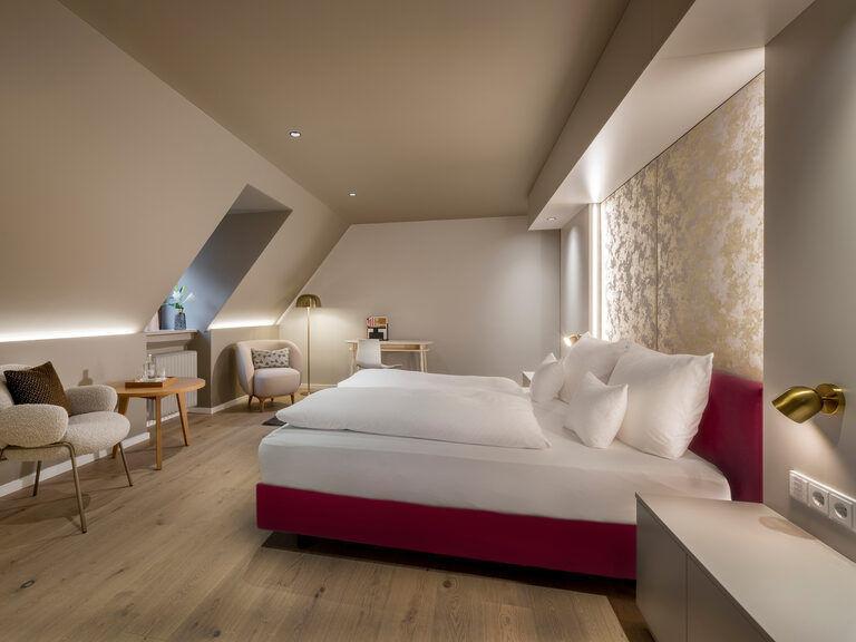 Ein Deluxe-Zimmer des Wellnesshotels im hellen Stil